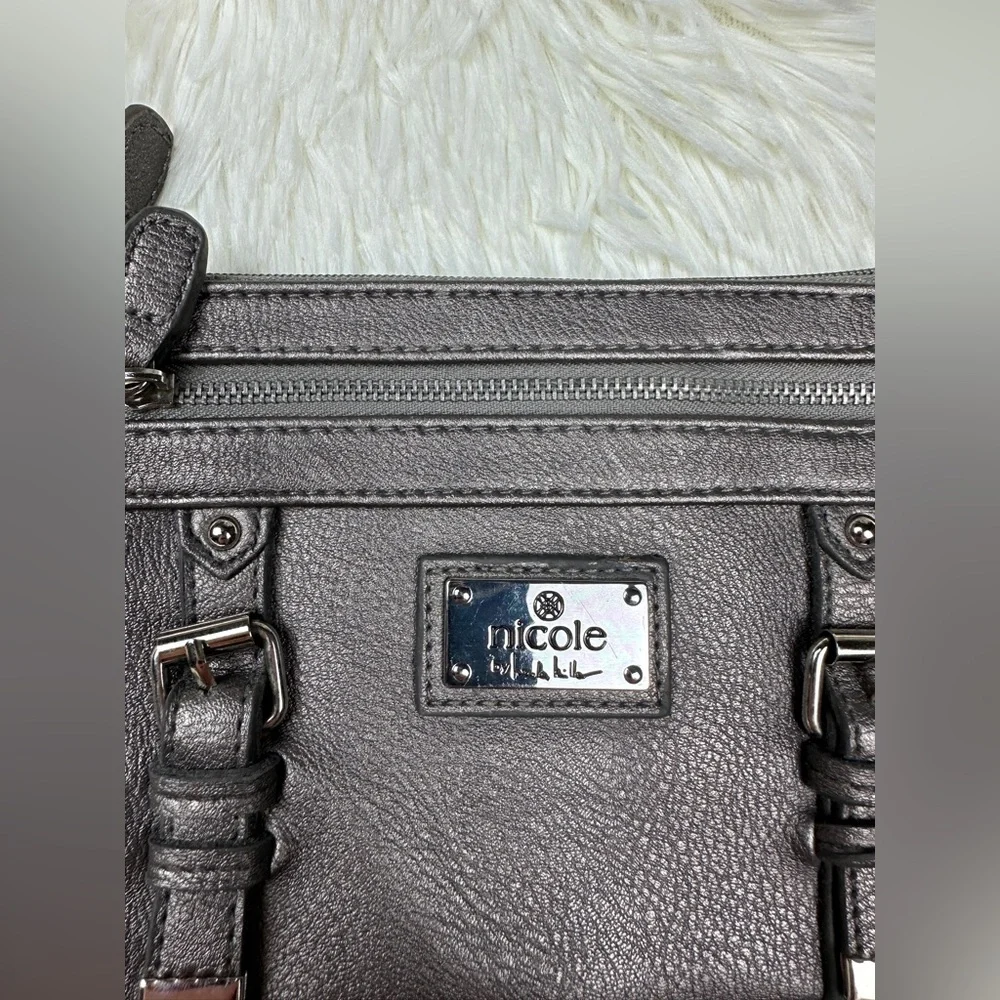 Nicole Miller Clutch Purse w Wrist Strap Wristlet Silver Gray multi card slots